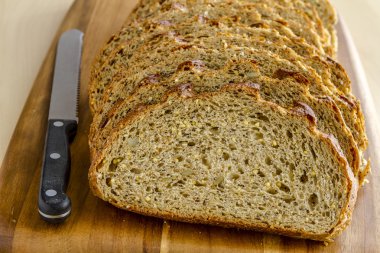 Taze pişmiş tam tahıllar ve tohumlu ekmek.