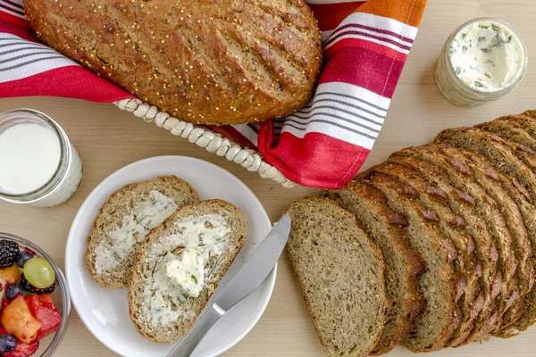 Grains entiers frais cuits au four et pain semé — Photo