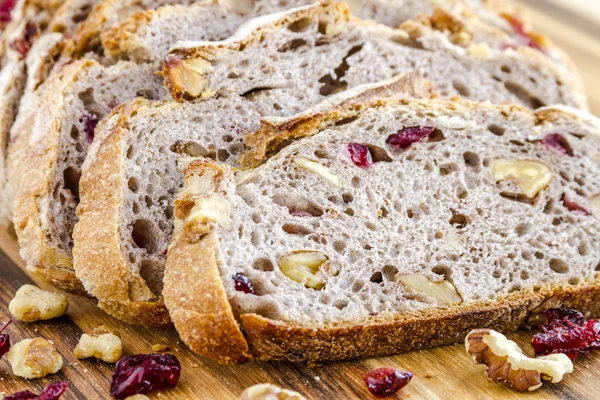 Pão de noz de cranberry cozido no forno fresco — Fotografia de Stock