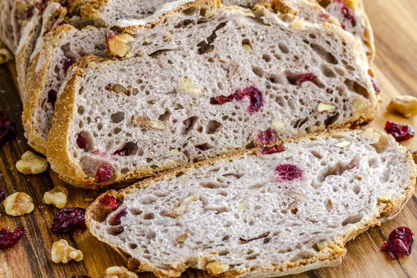 신선한 구운 크랜베리 호두 빵 — 스톡 사진