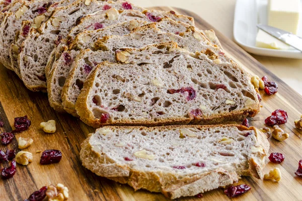 Pão de noz de cranberry cozido no forno fresco — Fotografia de Stock