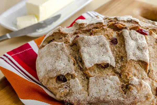 Pão de noz de cranberry cozido no forno fresco — Fotografia de Stock