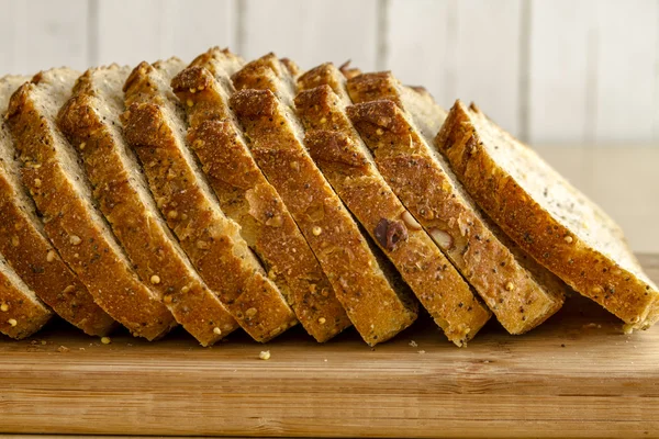 Vers gebakken volle granen en gezaaid brood — Stockfoto