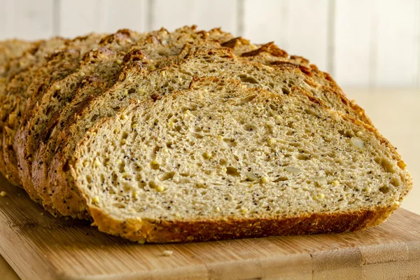 Grãos integrais e pão de semente, frescos — Fotografia de Stock