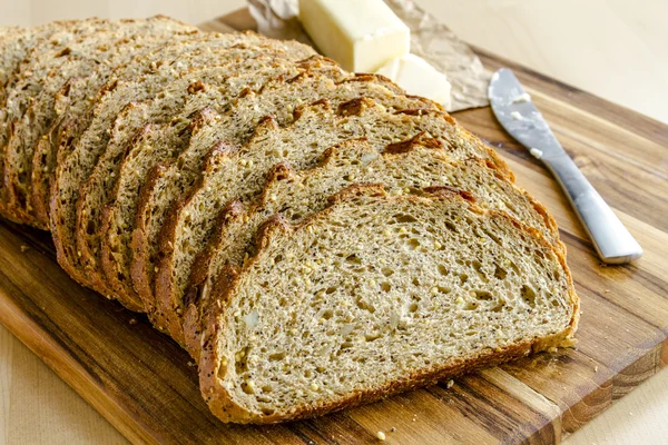 Granos enteros recién horneados y pan sin semillas — Foto de Stock