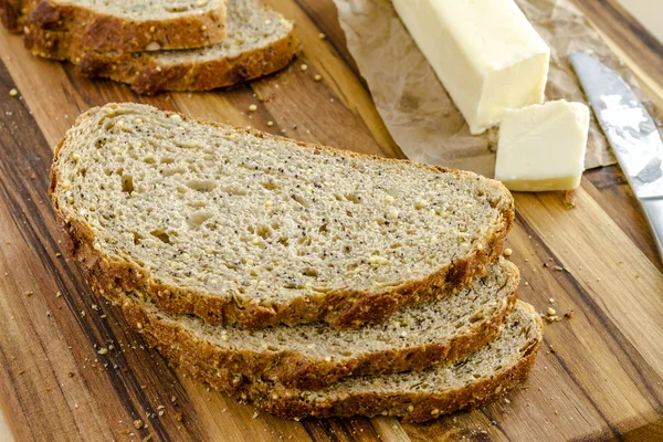 Vers gebakken volle granen en gezaaid brood — Stockfoto