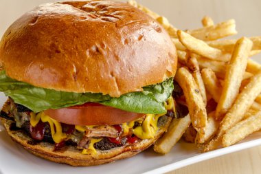 Gurme Pub Hamburger ve patates kızartması