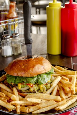 Gurme Pub Hamburger ve patates kızartması