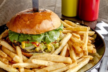 Gurme Pub Hamburger ve patates kızartması
