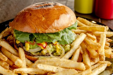 Gurme Pub Hamburger ve patates kızartması