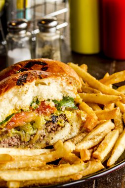 Gurme Pub Hamburger ve patates kızartması