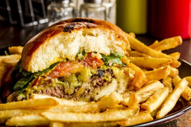 Gurme Pub Hamburger ve patates kızartması