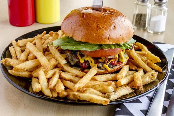 Gourmet Pub Hamburger and Fries — Stock Photo, Image