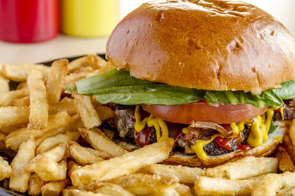 Wyśmienity Pub Hamburger i frytki — Zdjęcie stockowe