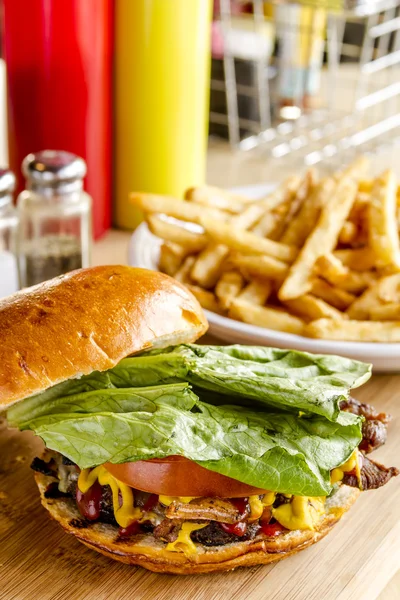 Gourmet Pub hamburgare och pommes frites — Stockfoto