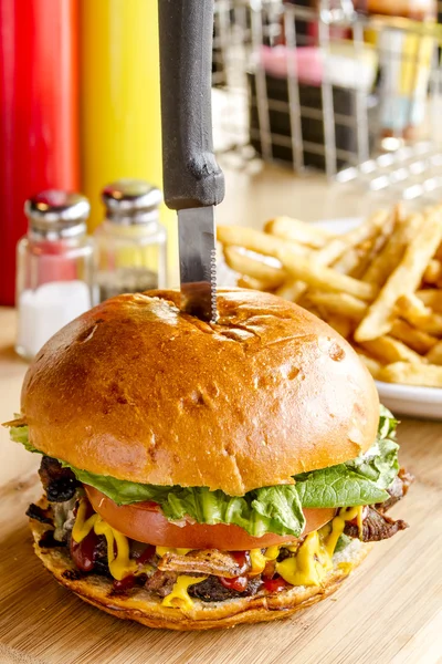 Gourmet Pub hamburgare och pommes frites — Stockfoto