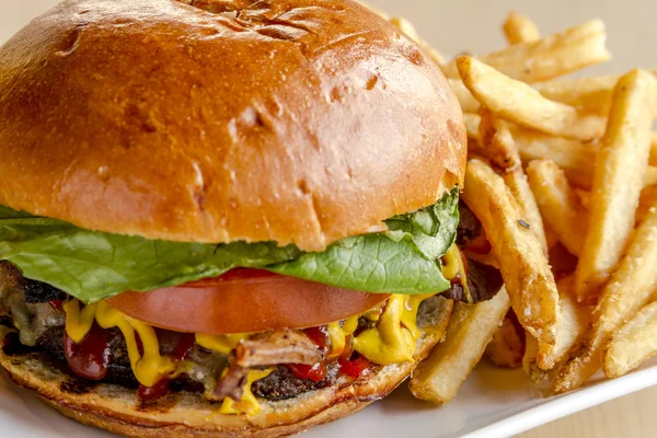 Gurmánské Pub Hamburger a hranolky — Stock fotografie