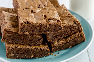 Ev yapımı çift çikolata yığın kek