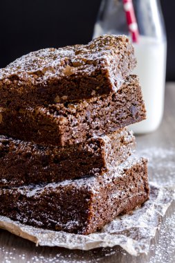 Ev yapımı çift çikolata yığın kek
