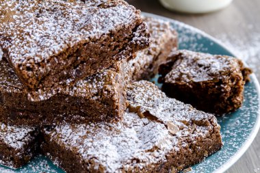 Ev yapımı çift çikolata yığın kek