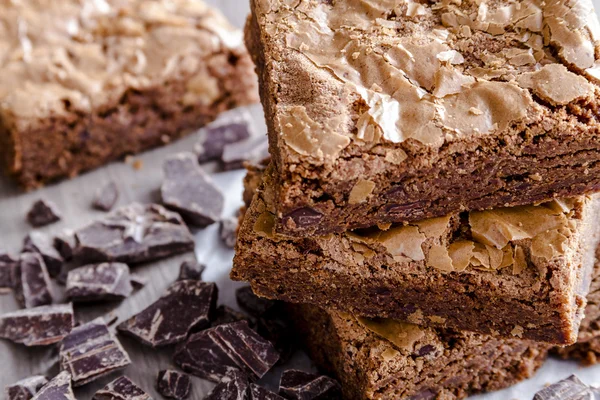 Zelfgemaakte dubbele Chocolate Chunk Brownies — Stockfoto