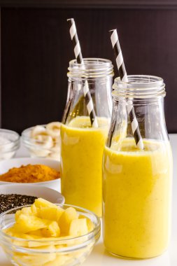 Ananas, muz, Hindistan cevizi, zerdeçal ve Chia tohum Smoothies