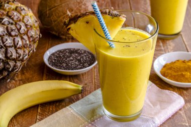 Ananas, muz, Hindistan cevizi, zerdeçal ve Chia tohum Smoothies