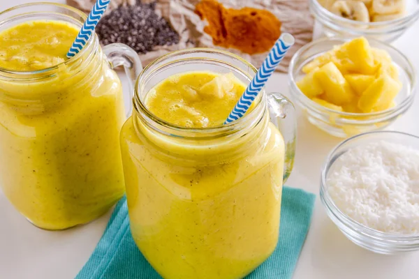 Ananas, muz, Hindistan cevizi, zerdeçal ve Chia tohum Smoothies — Stok fotoğraf