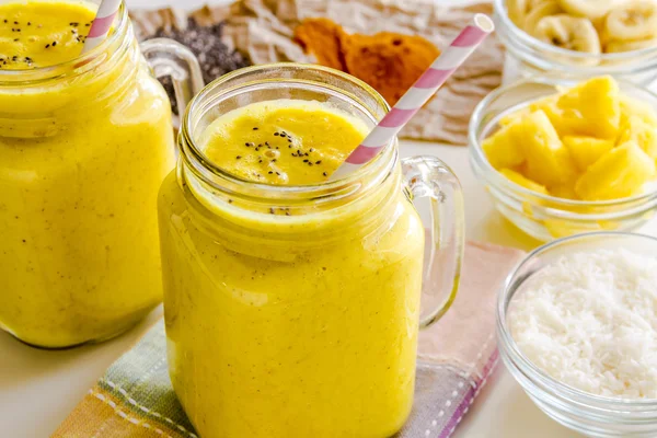 Ananas, banane, nucă de cocos, turmeric și smoothie-uri de semințe de chia — Fotografie, imagine de stoc