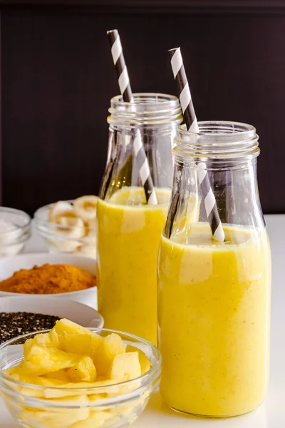 Ανανά, μπανάνα, καρύδα, κουρκούμη και Smoothies σπόρων Chia — Φωτογραφία Αρχείου