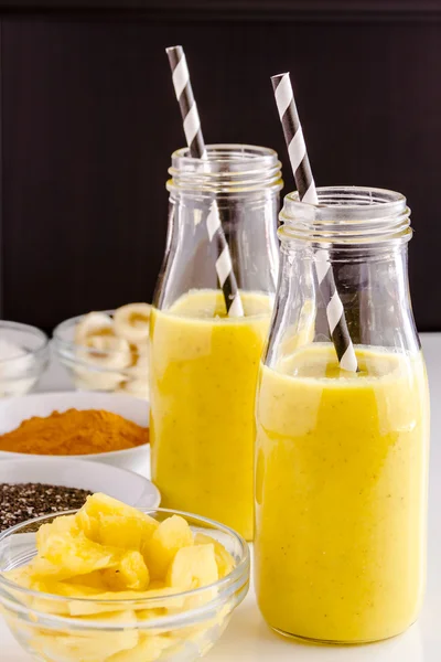 Ananas, muz, Hindistan cevizi, zerdeçal ve Chia tohum Smoothies — Stok fotoğraf