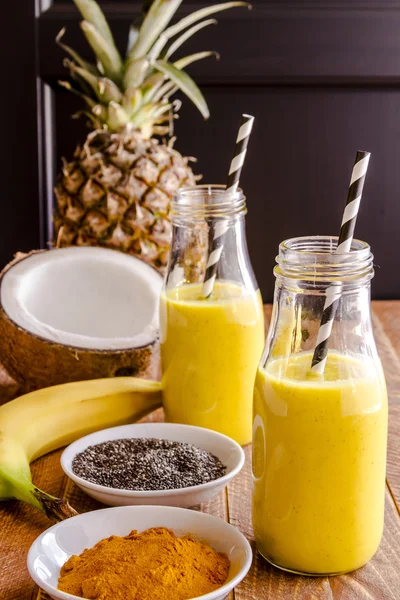 Ananas, banan, kokos, gurkmeja och Chia utsäde Smoothies — Stockfoto