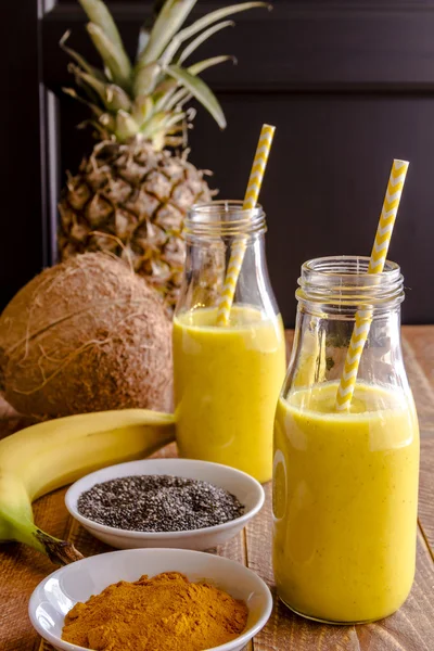 Ananas, banan, kokos, gurkmeja och Chia utsäde Smoothies — Stockfoto