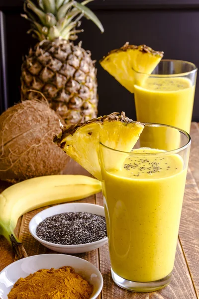 Ananasa, Banana, kokos, kurkuma i koktajle nasion Chia — Zdjęcie stockowe