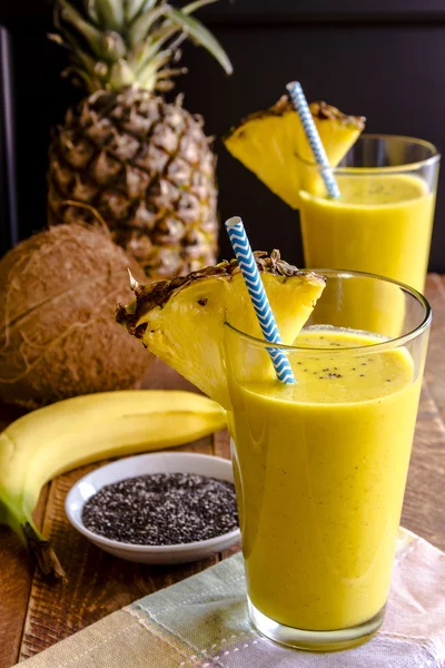 Ananas, banane, nucă de cocos, turmeric și smoothie-uri de semințe de chia — Fotografie, imagine de stoc