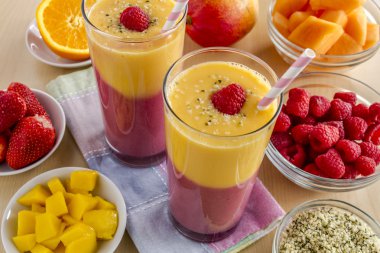 Mango turuncu ahududu çilek Smoothies