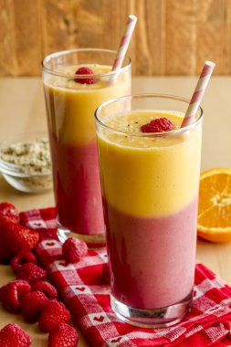 Mango turuncu ahududu çilek Smoothies