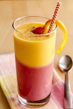 Mango turuncu ahududu çilek Smoothies