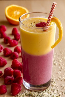 Mango turuncu ahududu çilek Smoothies