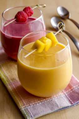 Mango turuncu ahududu çilek Smoothies