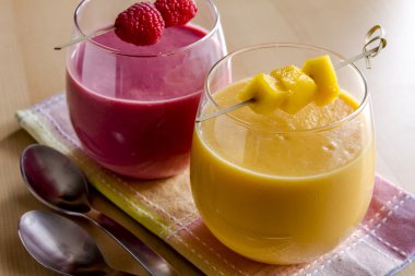 Mango turuncu ahududu çilek Smoothies