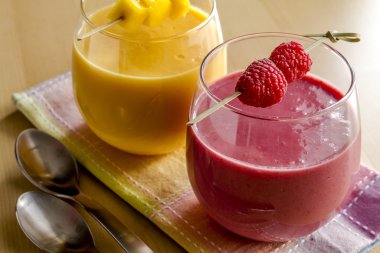 Mango turuncu ahududu çilek Smoothies