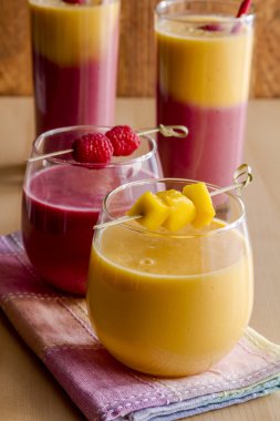 Mango turuncu ahududu çilek Smoothies