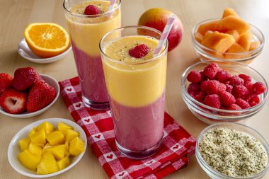 Mango turuncu ahududu çilek Smoothies