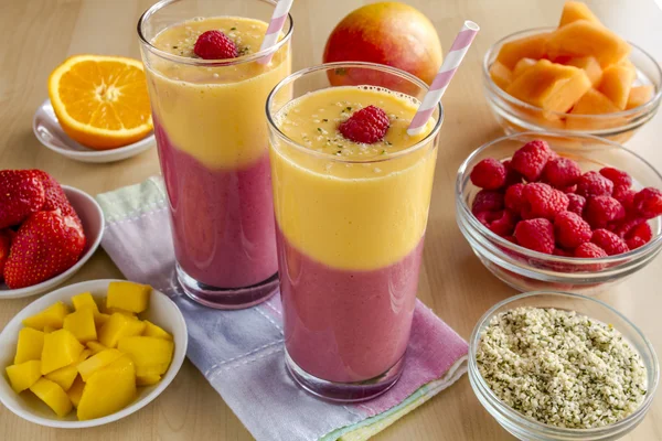 Smoothies à la fraise à la mangue et à la framboise — Photo