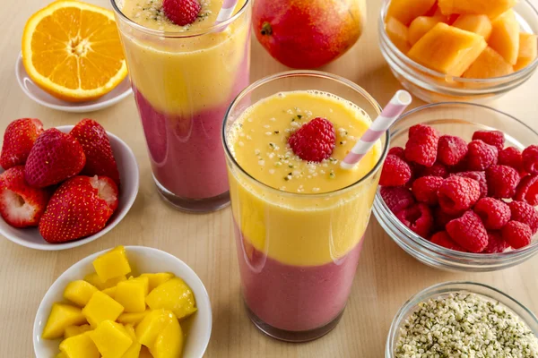 Mango Orange Raspberry Strawberry Smoothies — Stock Photo, Image