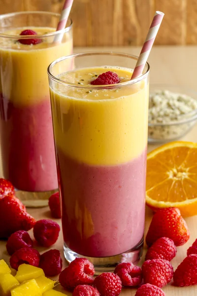 Mango Orange Raspberry Strawberry Smoothies — Fotografie, imagine de stoc