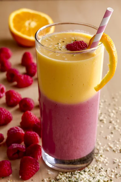 芒果桔子覆盆子草莓果汁 — 图库照片