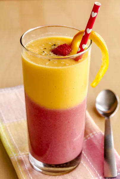 Frullati di fragole al lampone all'arancia al mango — Foto Stock