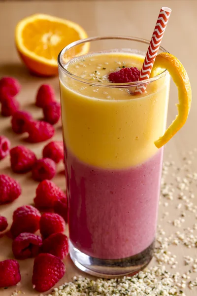 Mango turuncu ahududu çilek Smoothies — Stok fotoğraf